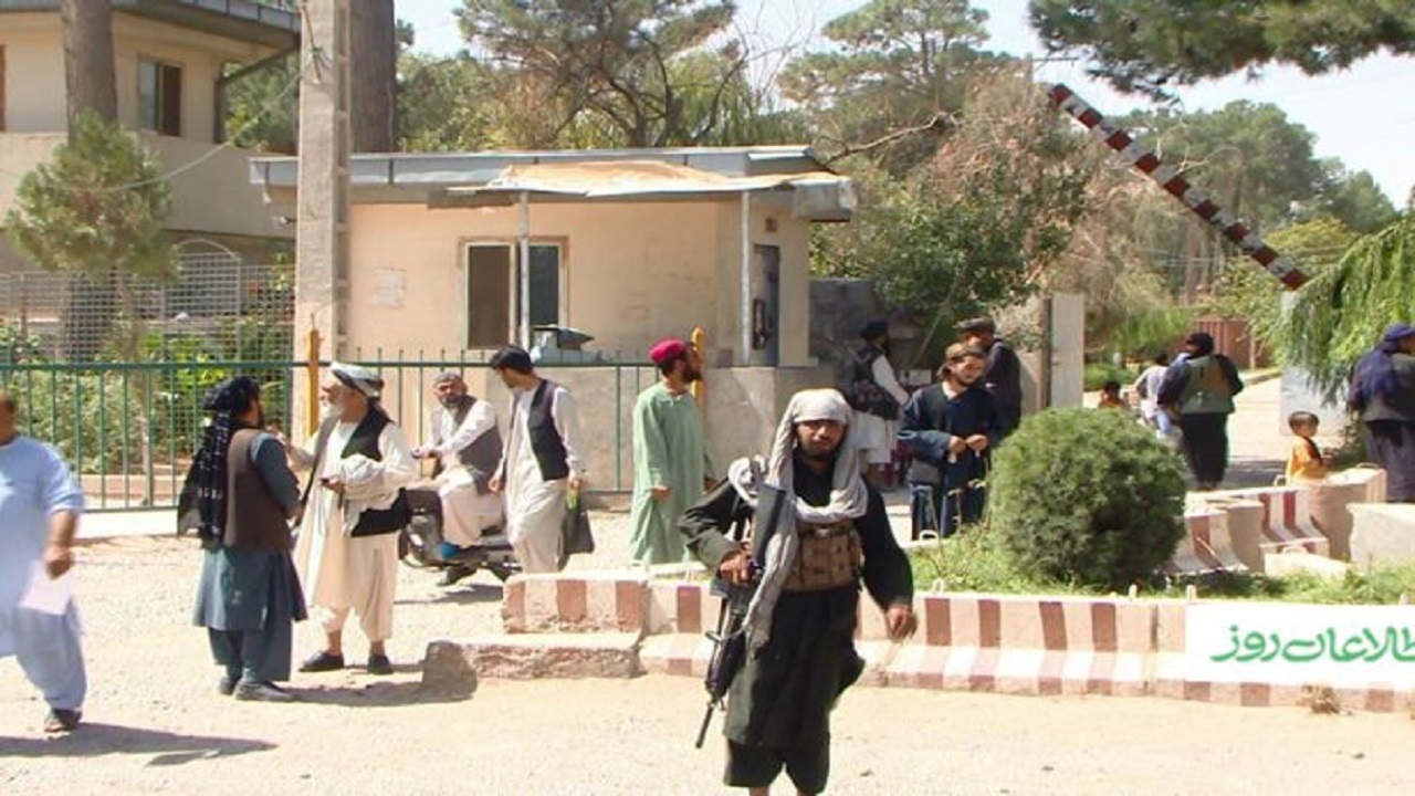 طالبان مانع ورود زنانی که برقع نداشتند به ساختمان ولسوالی «انجیل» هرات شدند