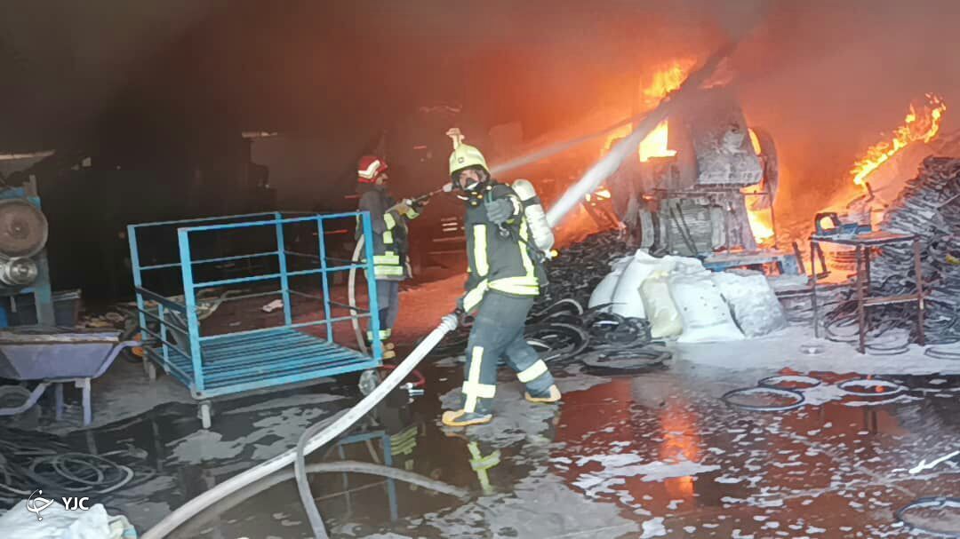 آتش سوزی گسترده در کارخانه بازیافت لاستیک/ مهار آتش با تلاش ۳ ساعته امدادگران