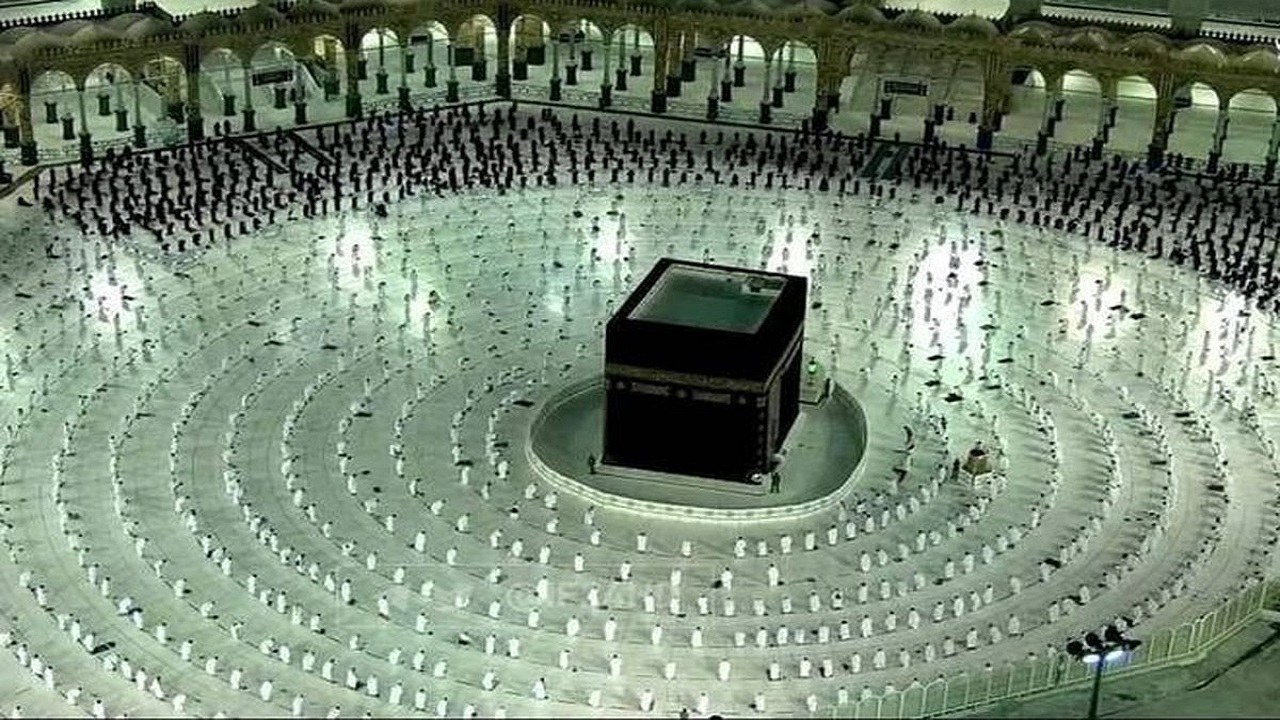 پهن کردن سفره‌های افطار در مسجدالحرام و مسجد النبی+ فیلم