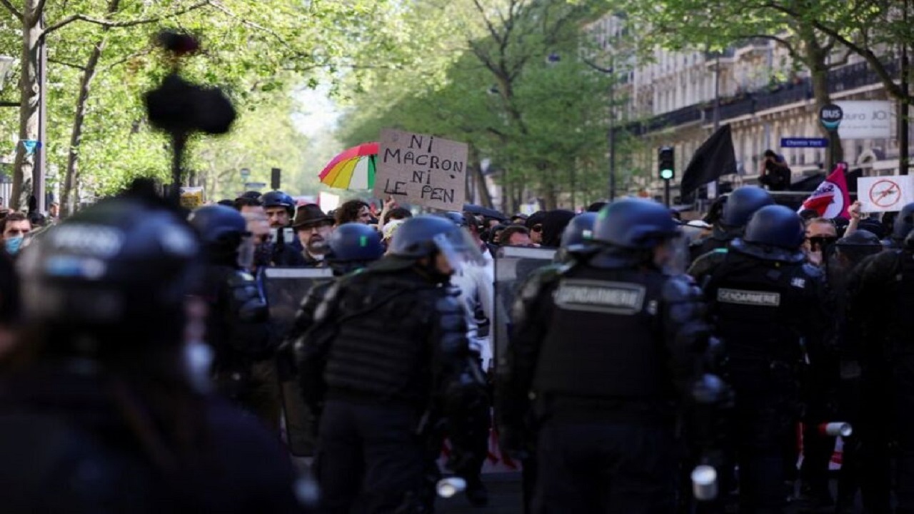 استفاده پلیس فرانسه از گاز اشک‌آور علیه معترضان