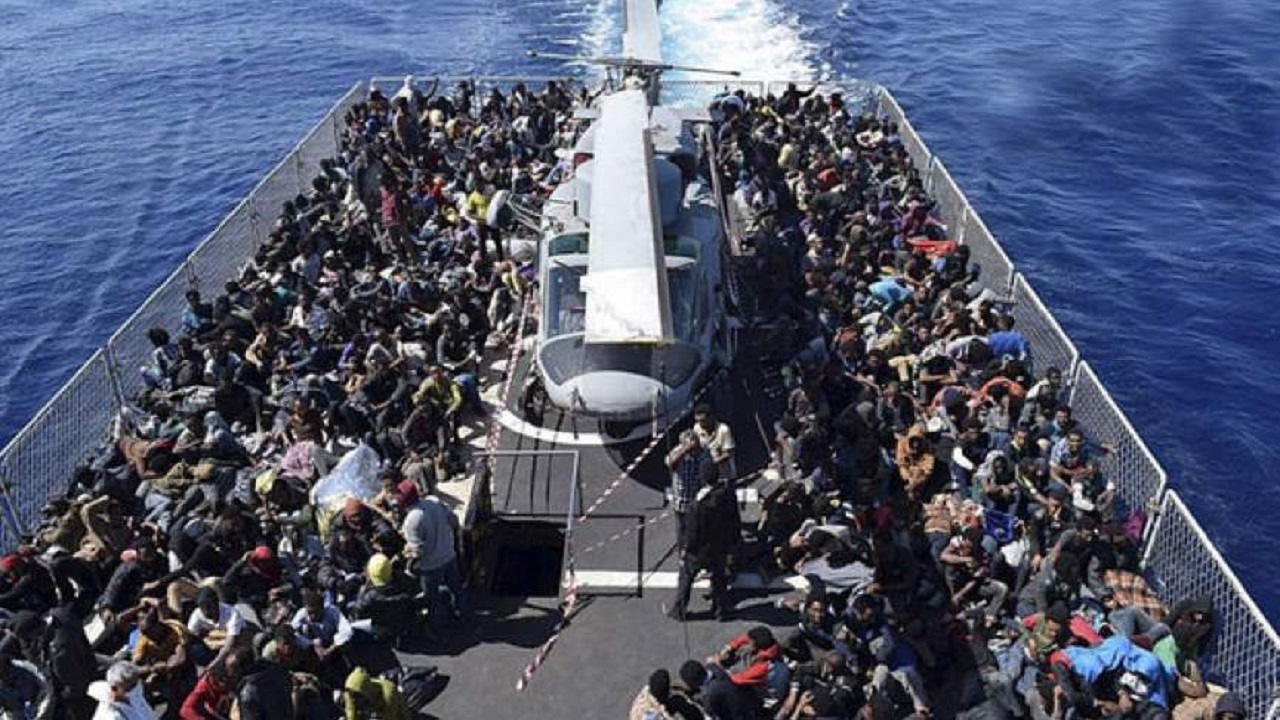 توقیف کشتی حامل ۷۰۰ پناهجو در سواحل لیبی