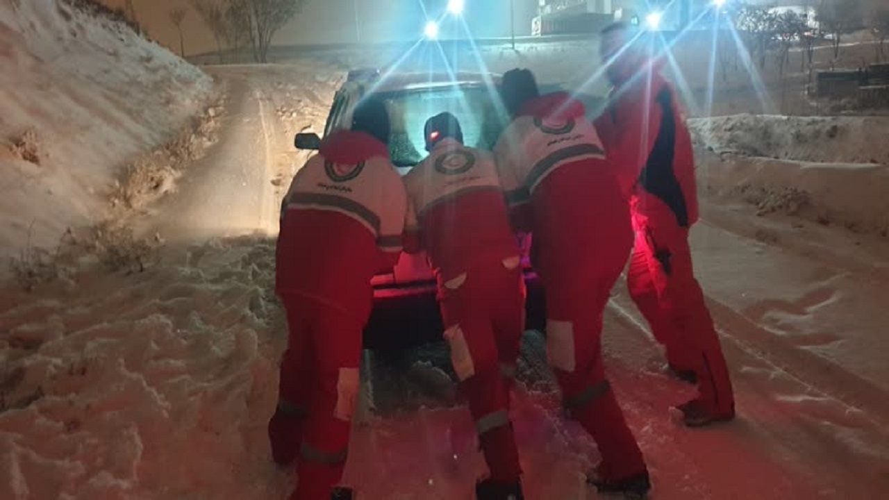 امدادرسانی به ۲۵۲ خودروی گرفتار در برف و کولاک زنجان