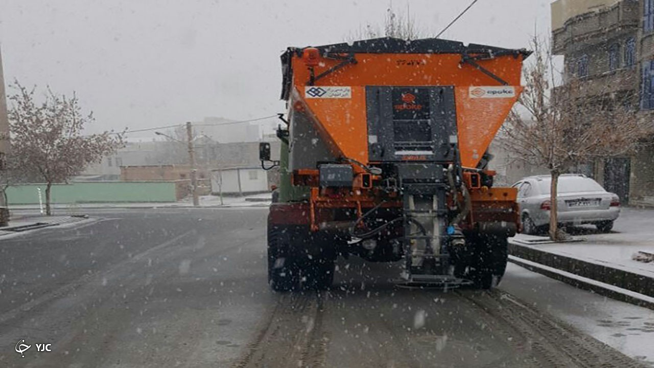 نیرو‌های خدمات شهرداری خیابان‌های مهاباد را برف روبی کردند