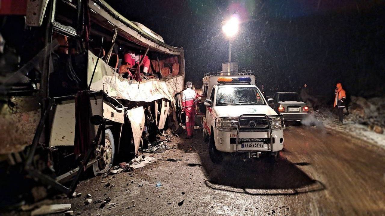 ۱۹ کشته و مصدوم بر اثر واژگونی اتوبوس مسافربری در جاده سرچم + عکس