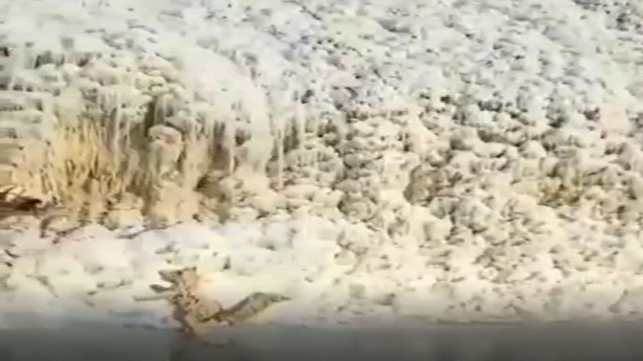 خوروبیابانک صاحب تنها آبشار نمکی جهان