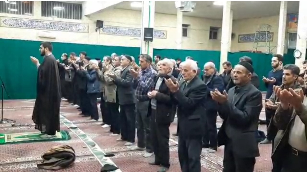 اقامه نماز شکر به شکرانه بارش برف در همدان