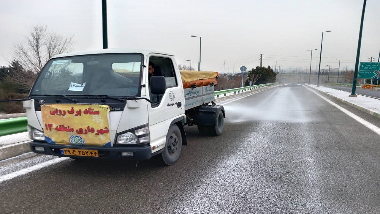تردد روان خودرو‌ها و عدم یخ زدگی معابر با تلاش ستاد برف روبی منطقه ۱۳