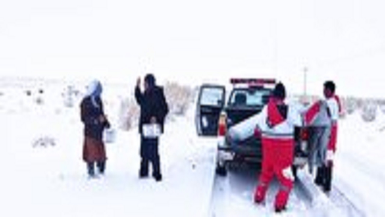 نجات عشایر در راه مانده از برف و کولاک