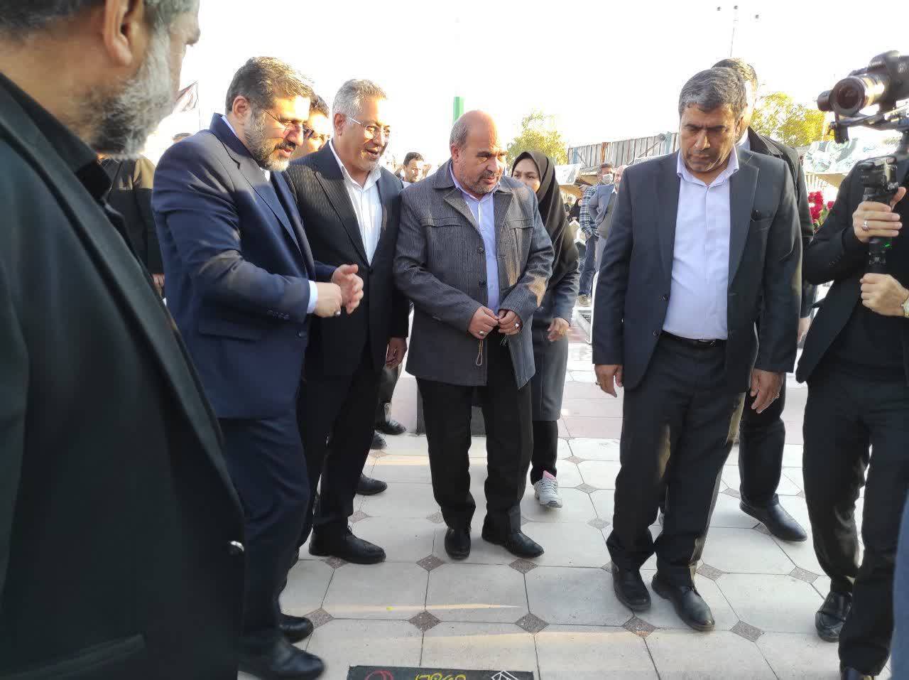 ادای احترام وزیر ارشاد به مقام شامخ شهدا در جیرفت