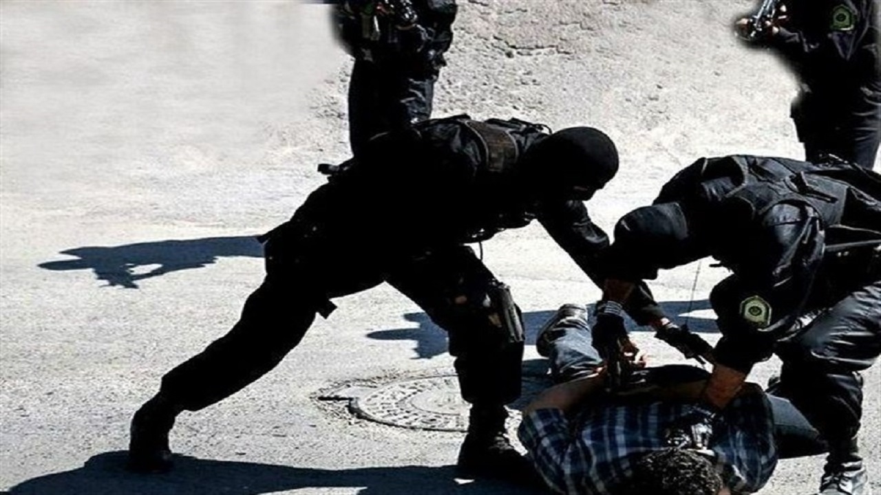 سارق مسلح در درگیری با پلیس ایرانشهر زمین‌گیر شد