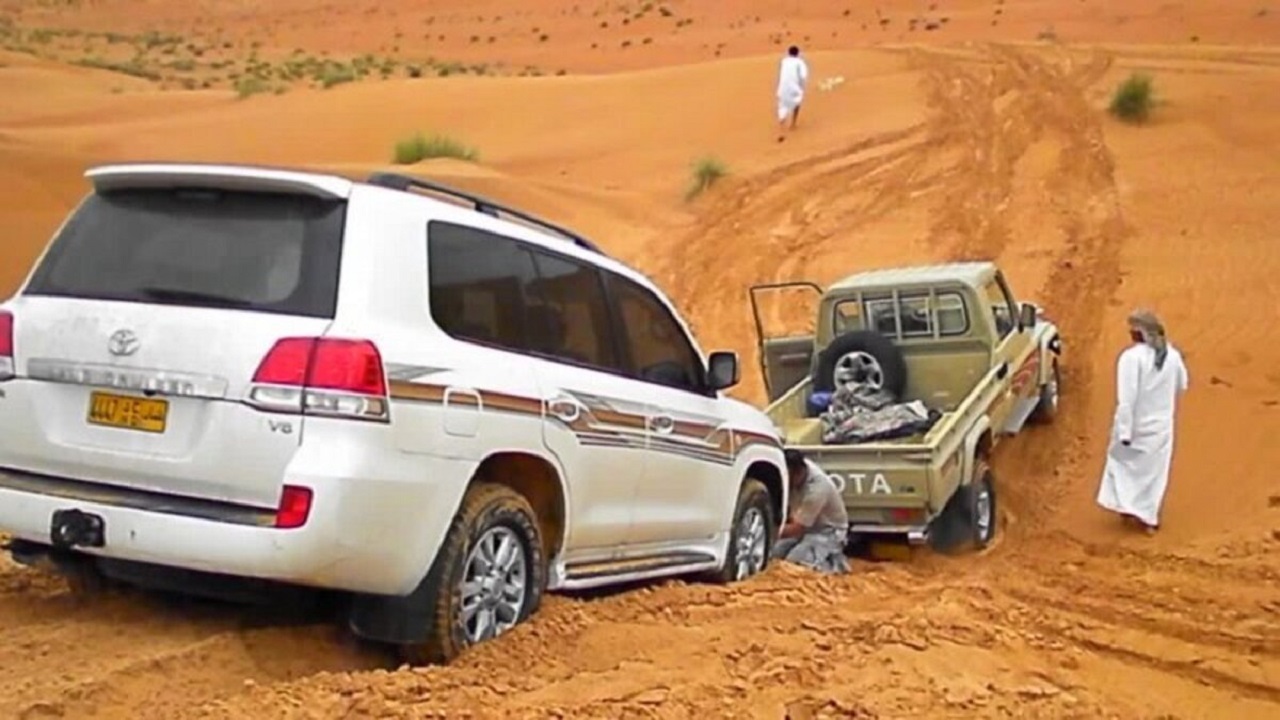 تصادف خودروهای آفرودی در هنگام کمک به یکدیگر + فیلم