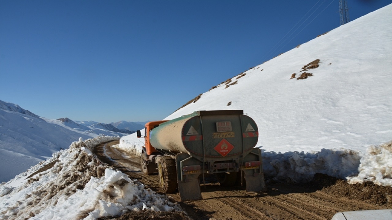 حمل سوخت توسط نفتکش‌ها در گذر از کوهستان های سرد چهارمحال و بختیاری