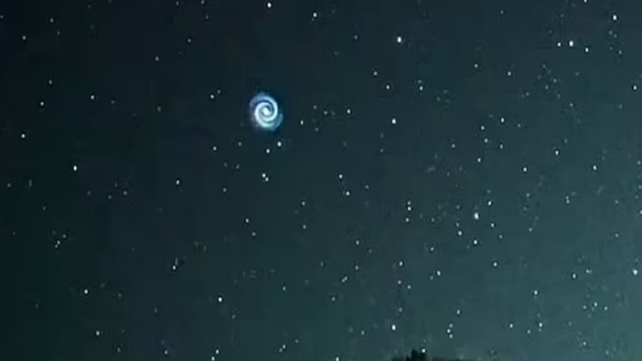 فیلمی جالب از پدیده مارپیچ آبی رنگ در آسمان هاوایی