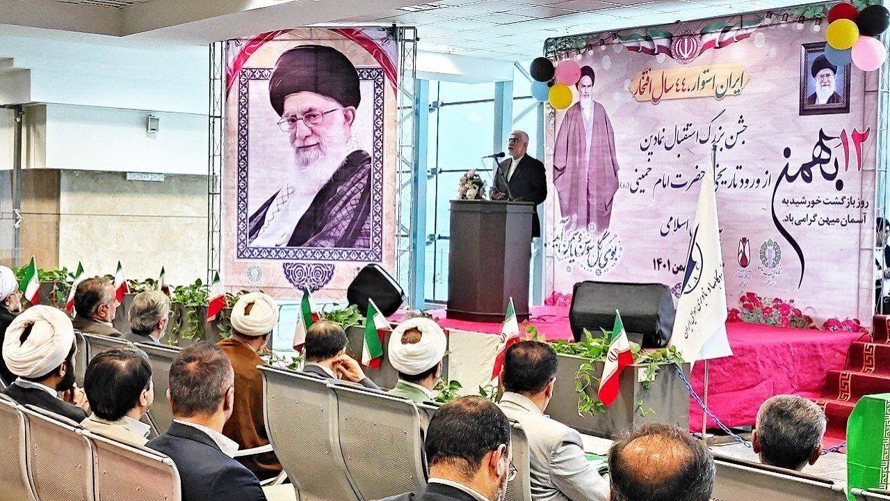 استقبال نمادین از ورود تاریخی حضرت امام به کشور و نواختن زنگ انقلاب در گلستان + تصاویر
