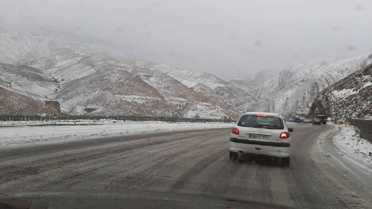 ۲۵ خودرو در محور‌های درگیر برف استان سمنان رهاسازی شدند