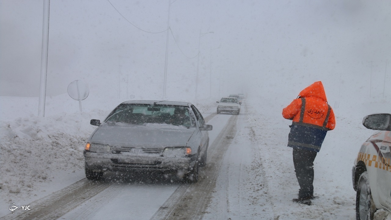 رهاسازی ۱۲۰ خودروی گرفتار در برف و کولاک در آذربایجان غربی