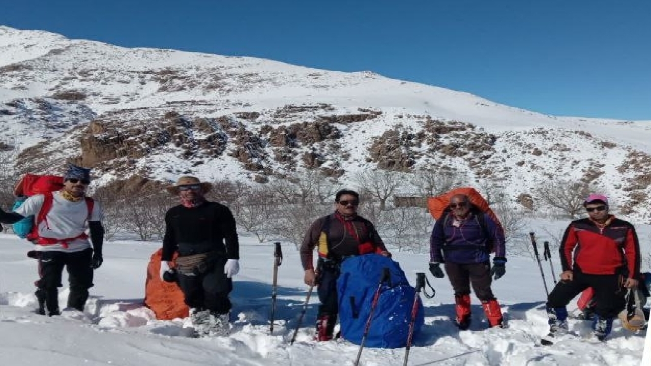 صعود کوهنوردان بروجنی به قله ۳ هزار و ۶۲۹ متری کلار