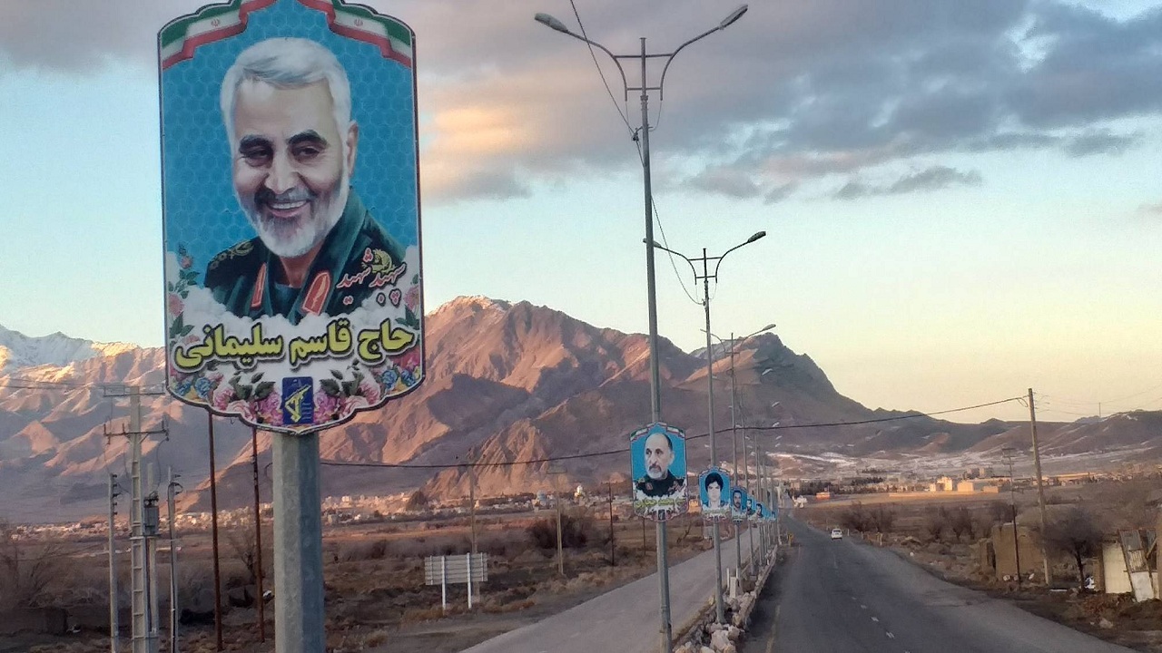 نصب تصویر سردار دل‌ها و ۱۰۰ شهید دیگر در ورودی شهر کوهبنان