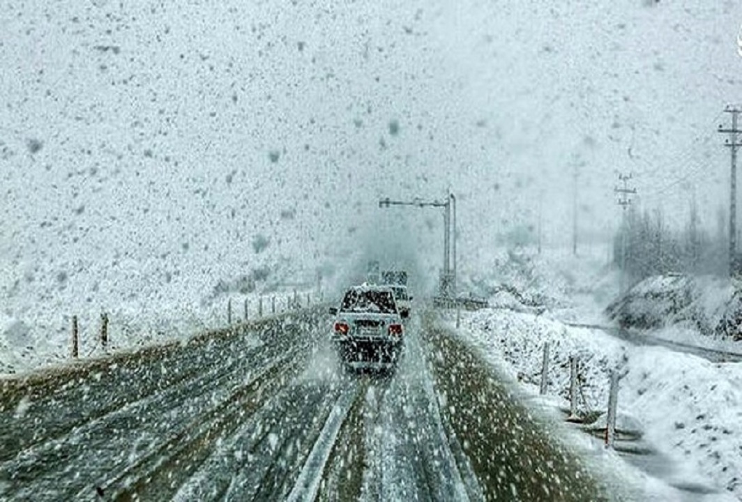 بارش برف و کولاک در محورهای غربی و شمالی کشور/ مسافران بدون زنجیر چرخ به جاده ها نروند