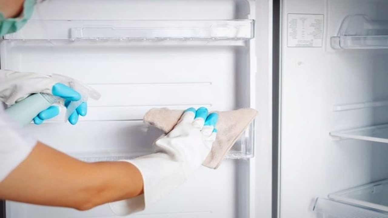 ۷ ترفند برای تمیز کردن یخچال در کمتر از ۳۰ دقیقه