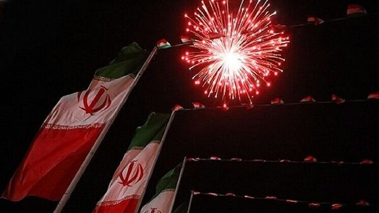 جشن پیروزی انقلاب در کمپ زلزله‌زدگان خوی + فیلم