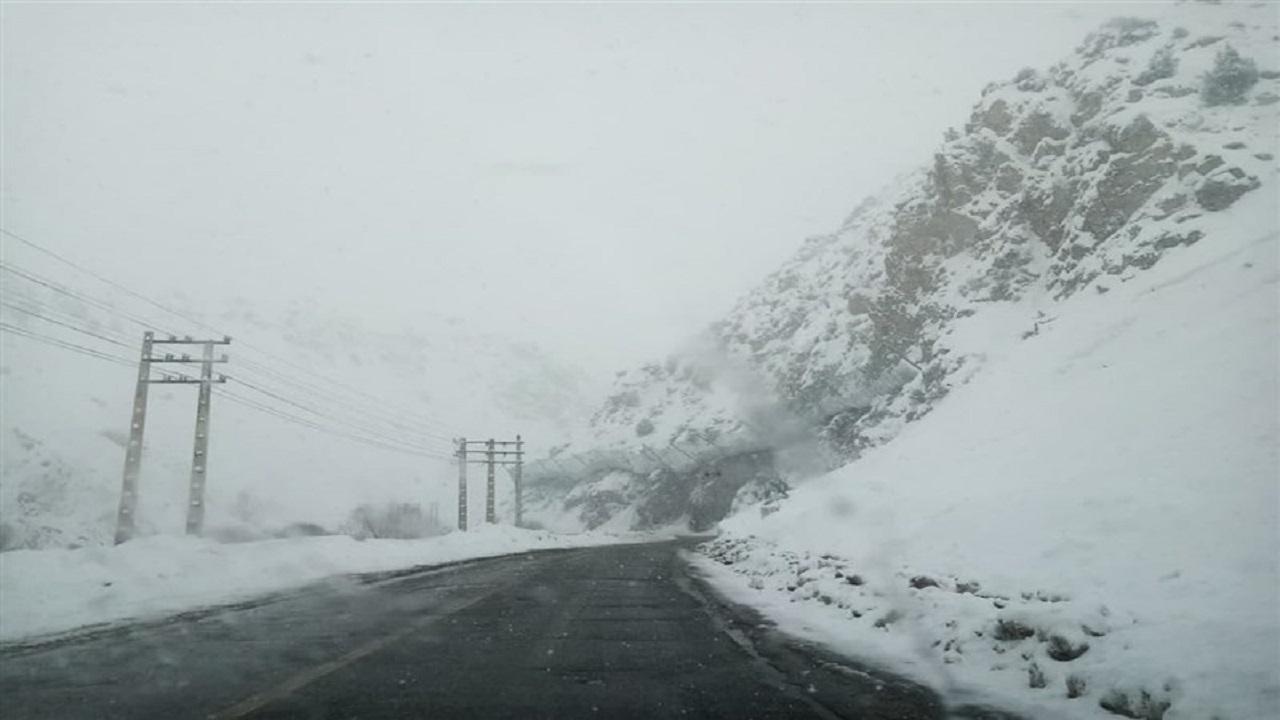 برف راه ۶۲۰ روستای لرستان را مسدود کرد/ قطع برق ۲۰ روستا