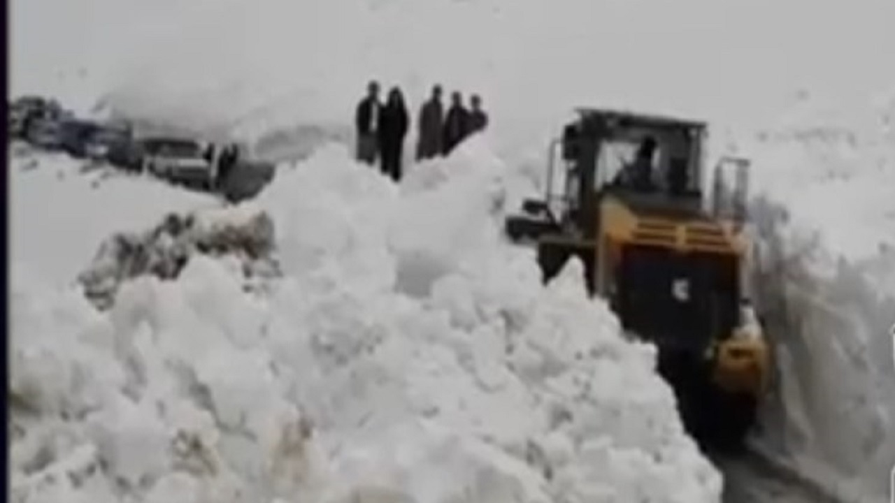 سقوط بهمن در محور سروآباد ـ اورامان/ ۸۰ خودرو در برف گرفتار شدند + فیلم