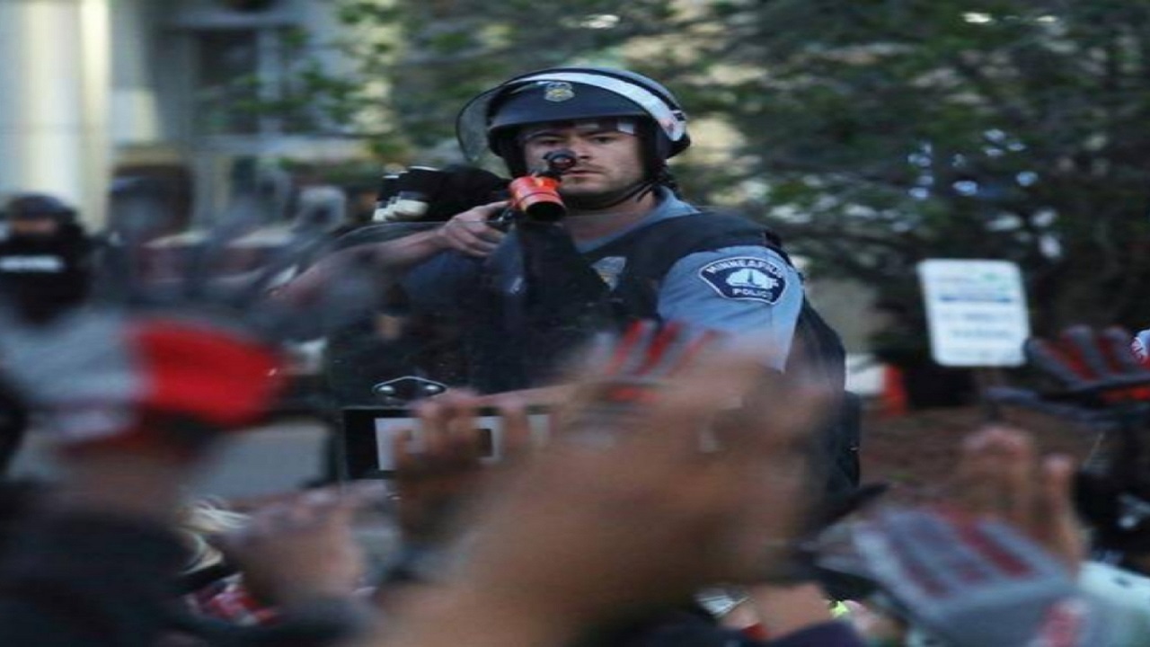 درگیری گروه آنتیفا با پلیس آمریکا + فیلم