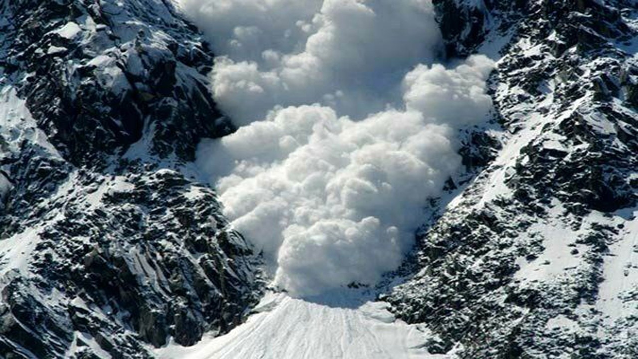 ذوب شدن برف و احتمال سقوط بهمن در کوهستان