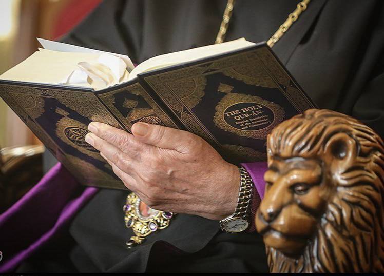 حضور اسقف اعظم ارامنه تهران و شمال کشور با قرآن در نشست خبری