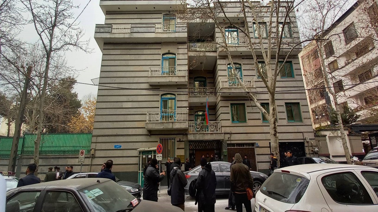 حمله مسلحانه به سفارت آذربایجان در تهران/ پلیس: انگیزه مهاجم شخصی بوده است + فیلم