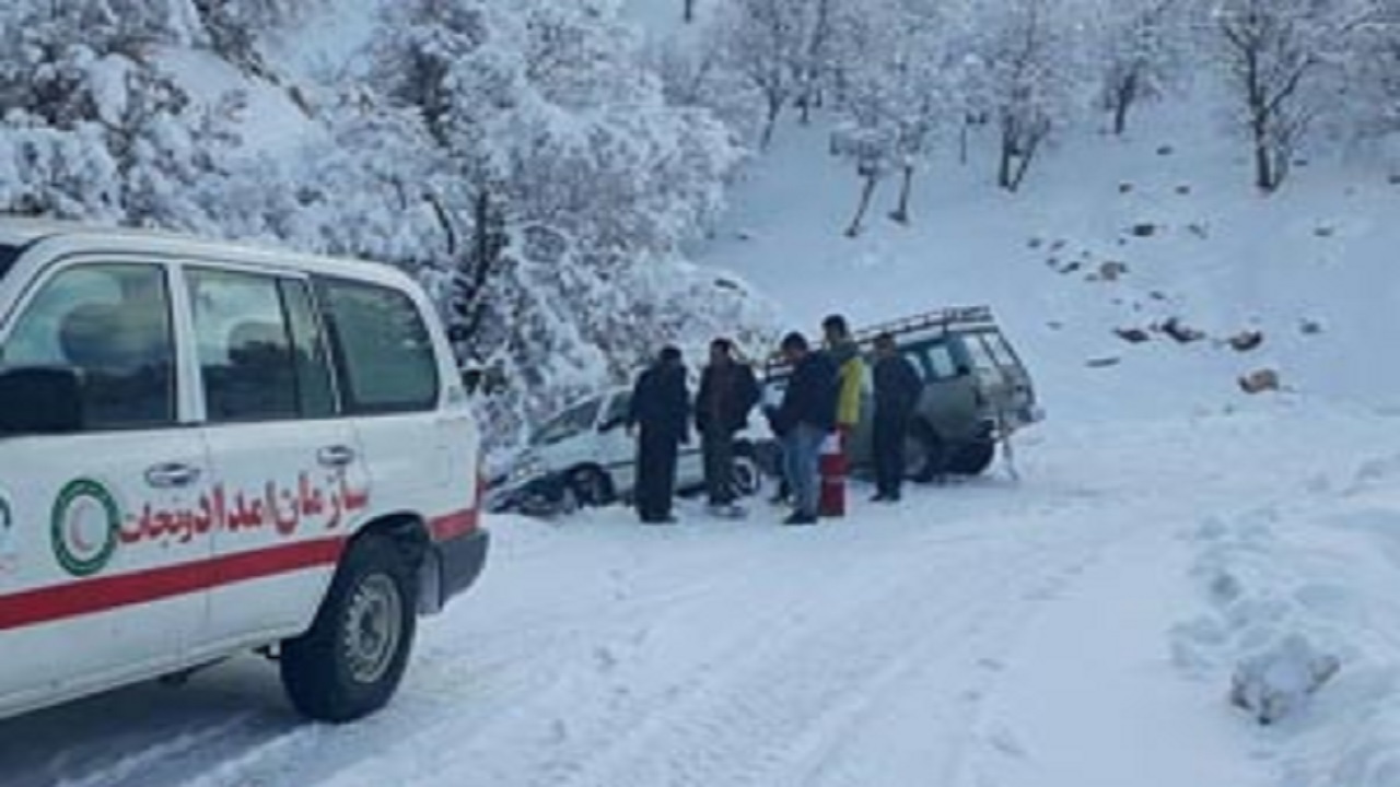 امدادرسانی هلال‌احمر لرستان به ۲۴ مسافر گرفتار در برف