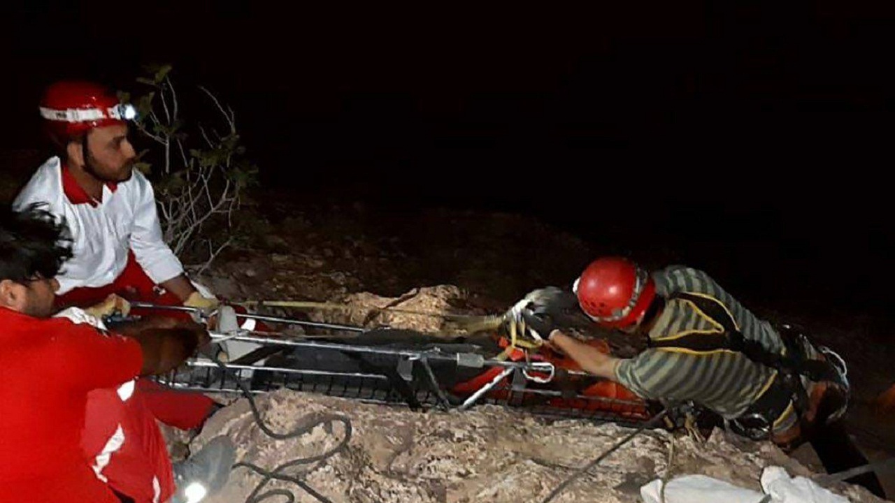 نجات کوهنورد آسیب دیده در کوهستان ماسوله