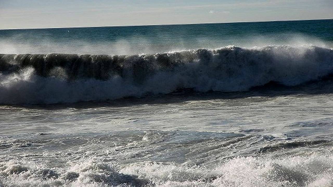 ارتفاع موج در سواحل جنوبی کشور بین ۲ تا ۳ متر افزایش یافت