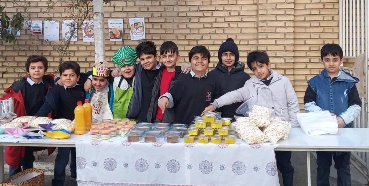 دانش آموزان کرجی برای زلزله زدگان خوی بازارچه کارآفرینی بر پا کردند