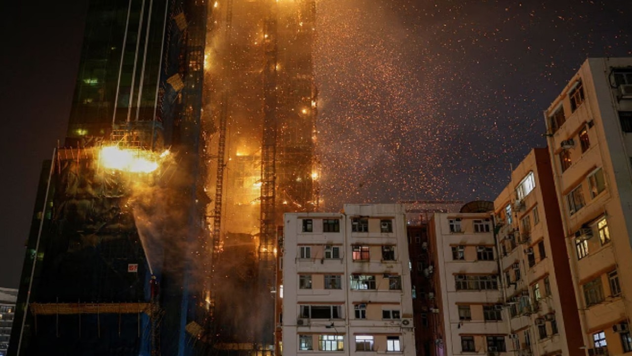 آتش سوزی مهیب در آسمان خراش ۴۲ طبقه در هنگ کنگ+تصاویر