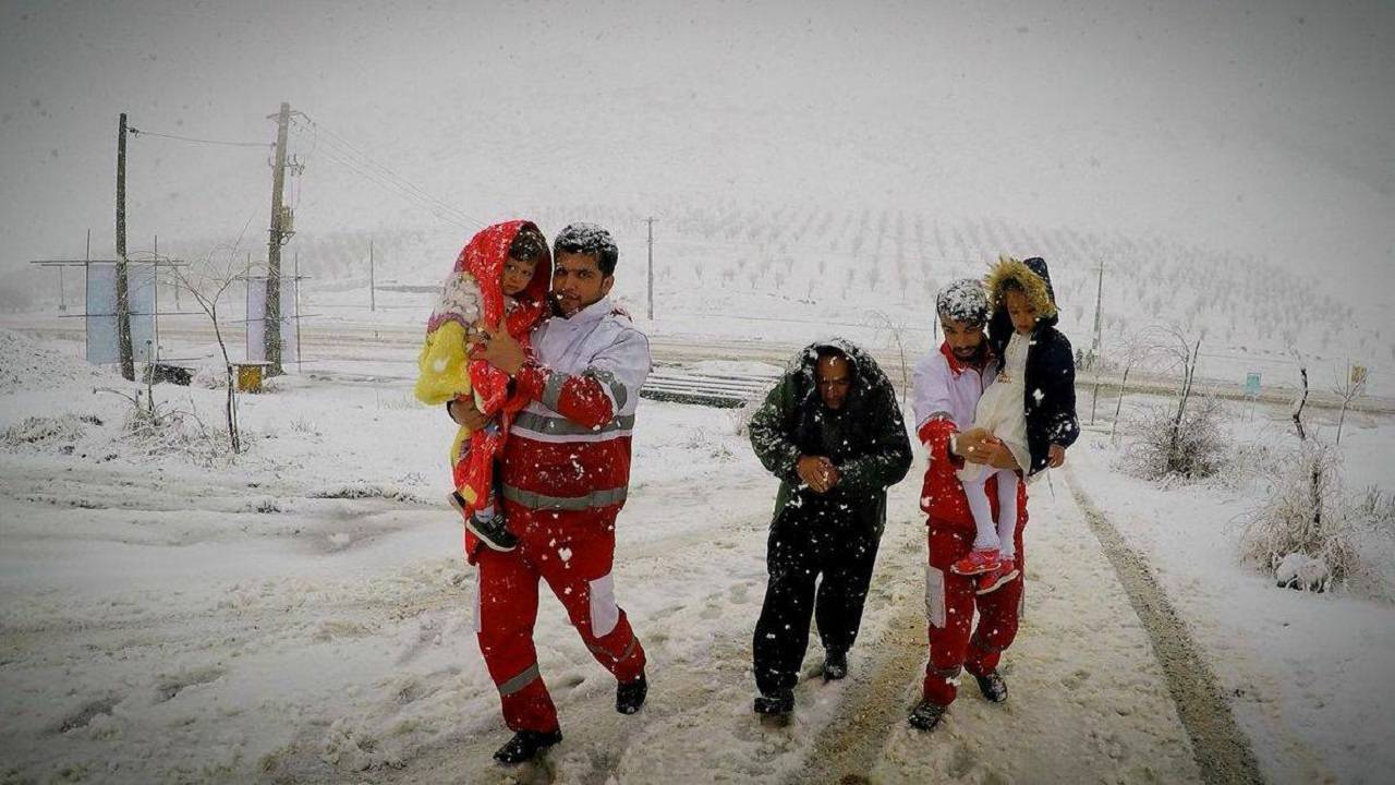 ارائه خدمات امدادی ۱۵۹ تیم عملیاتی جمعیت هلال احمر به گرفتار شدگان در برف و کولاک چهارمحال و بختیاری