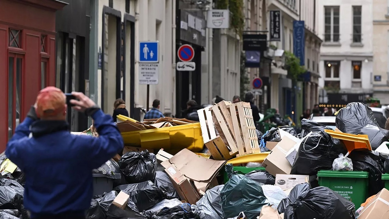 پاریس غرق در زباله+ فیلم
