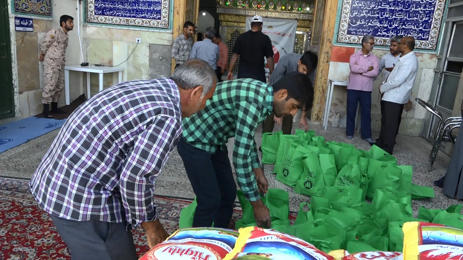 توزیع ۸۰۰ بسته معیشتی در شهرستان حاجی آباد