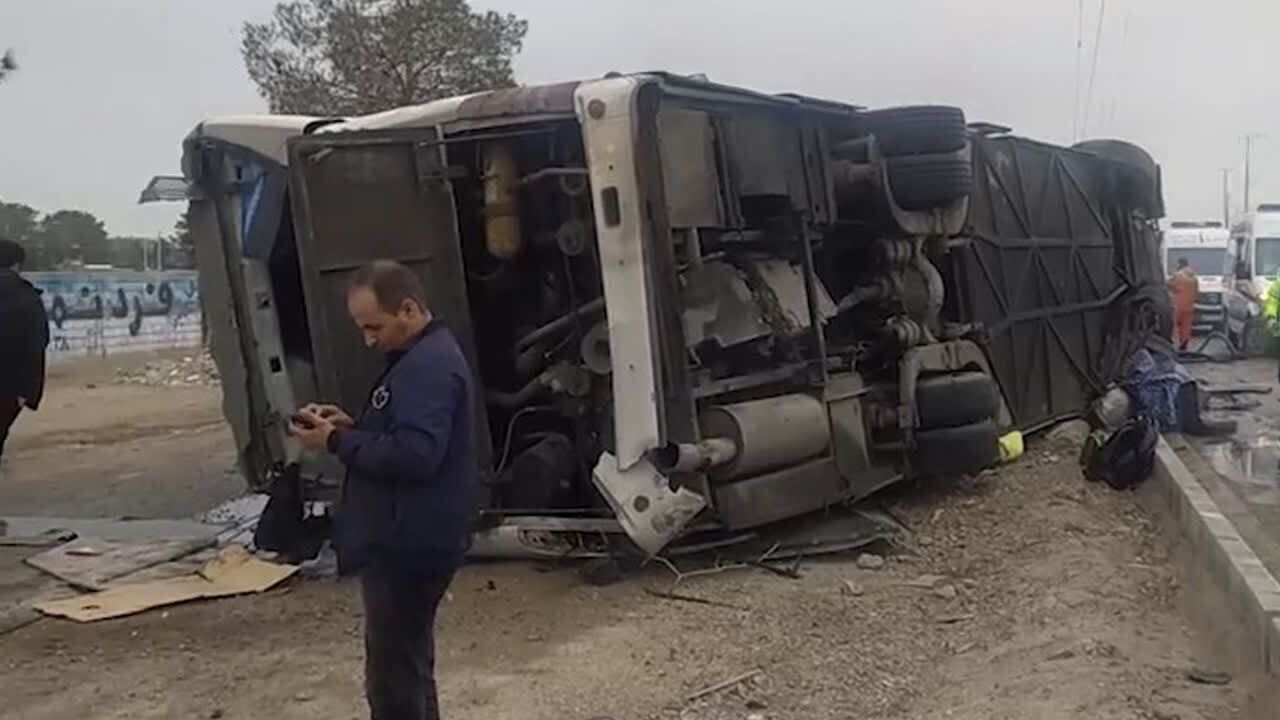 واژگونی اتوبوس مسافربری در خمینی‌شهر