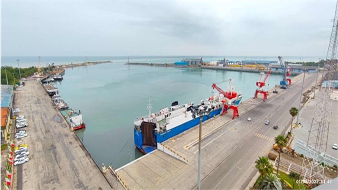 پهلوگیری کشتی تجاری رو - رو پس از ۲۱ سال در بندر نوشهر