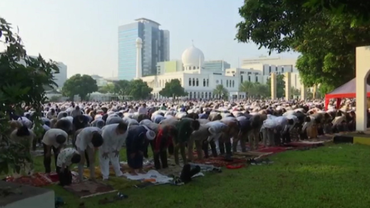 برگزاری نماز عید فطر در اندونزی + فیلم