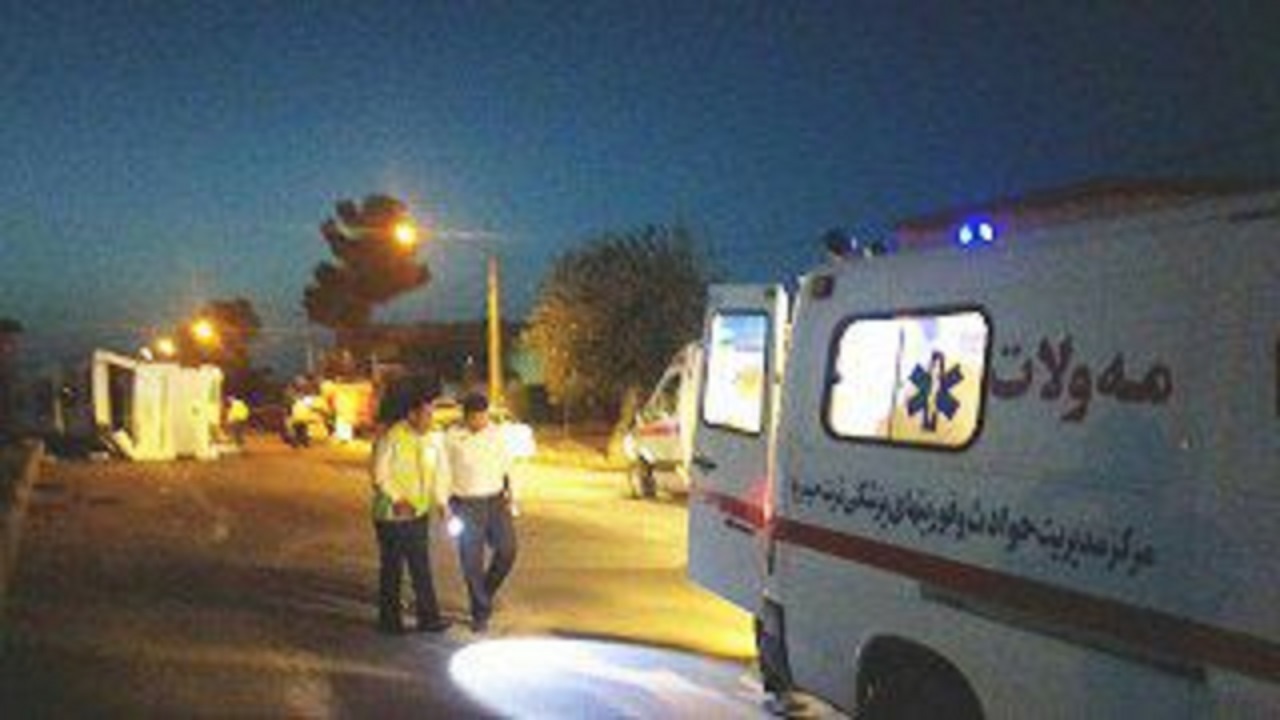 ۱۵ مصدوم درپی واژگونی اتوبوس مسافربری در ورودی فیض آباد