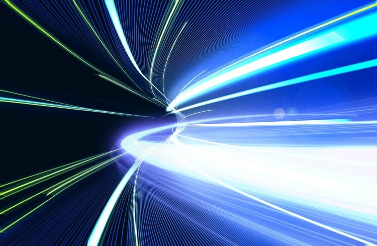 اگر با سرعت نور سفر کنیم چه اتفاقی می‌افتد؟