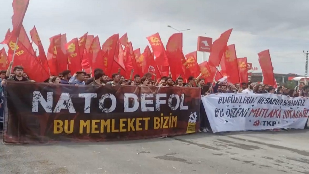 تظاهرات مردمی ترکیه علیه ناتو همراه با شعار‌های تند و تیز