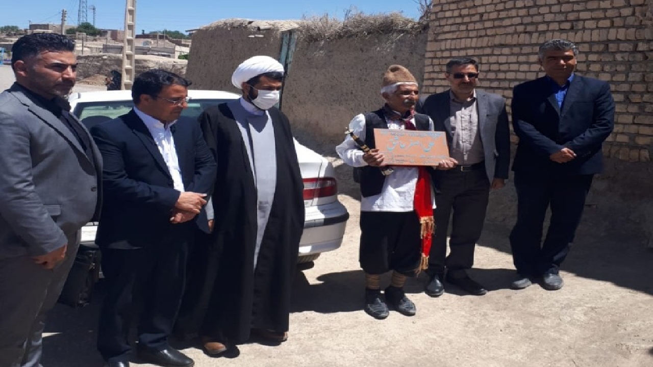 کاشی ماندگار بر سردر منزل استاد عاشق در خوشاب نصب شد