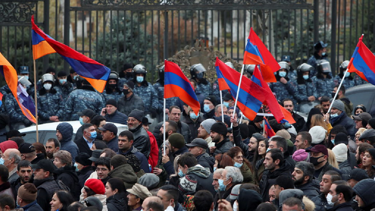 معترضان ارمنستانی کاخ ریاست جمهوری را محاصره کردند + تصاویر