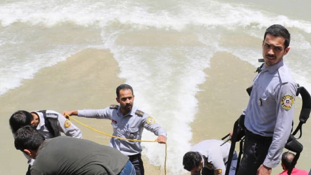 نجات سه نفر از غرق شدگی در زاینده رود