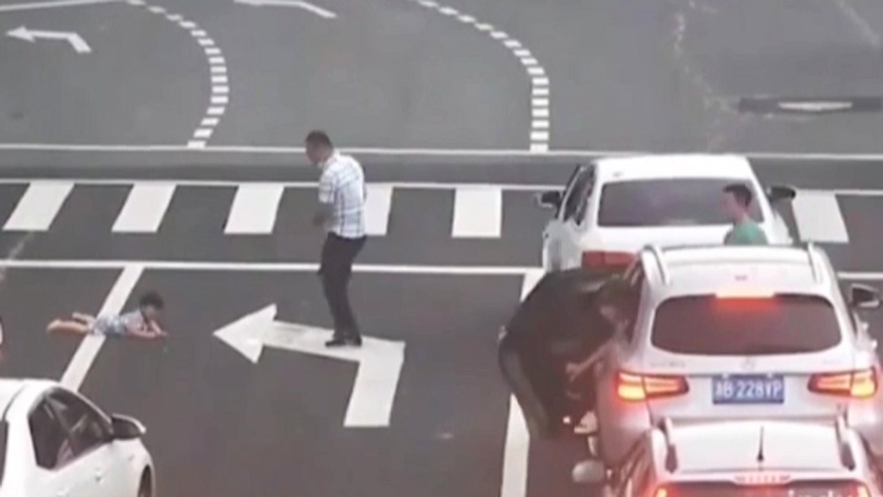 واکنش جالب مردم به کودکی که از پنجره خودرو به خیابان پرت شد + فیلم