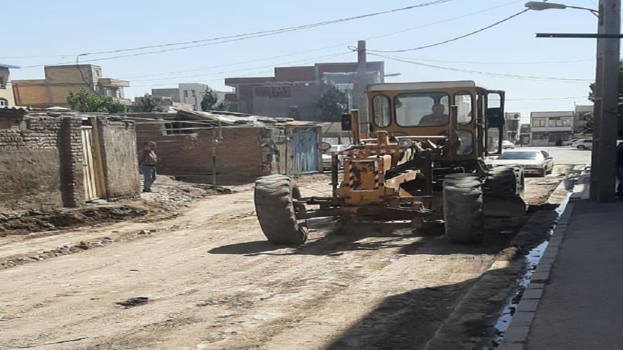 بهسازی روکش آسفالت محله پناه آباد اردبیل در حال انجام است